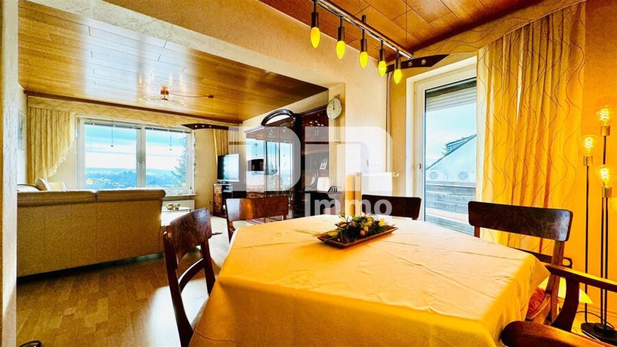 Teilsaniertes Traumhaus in begehrter Lage auf großem Grundstück mit Panoramablick - EG Wohn / Esszimmer mit Zugang zum Balkon